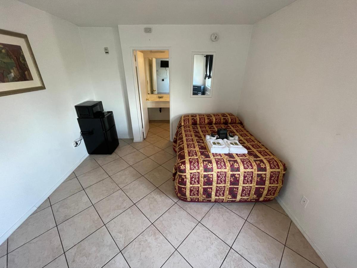 Crown Inn & Suites Spring Valley  Eksteriør billede