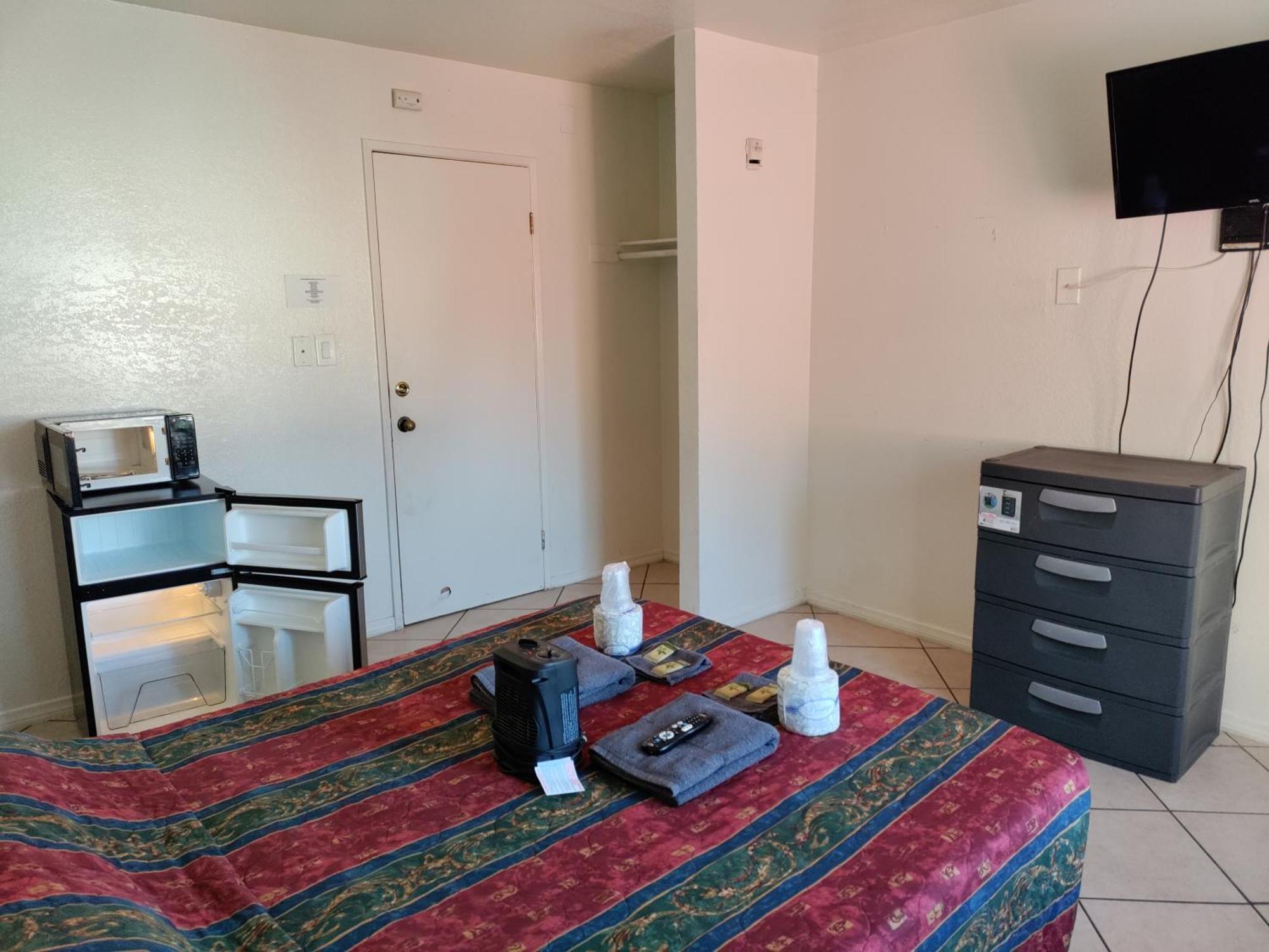 Crown Inn & Suites Spring Valley  Eksteriør billede